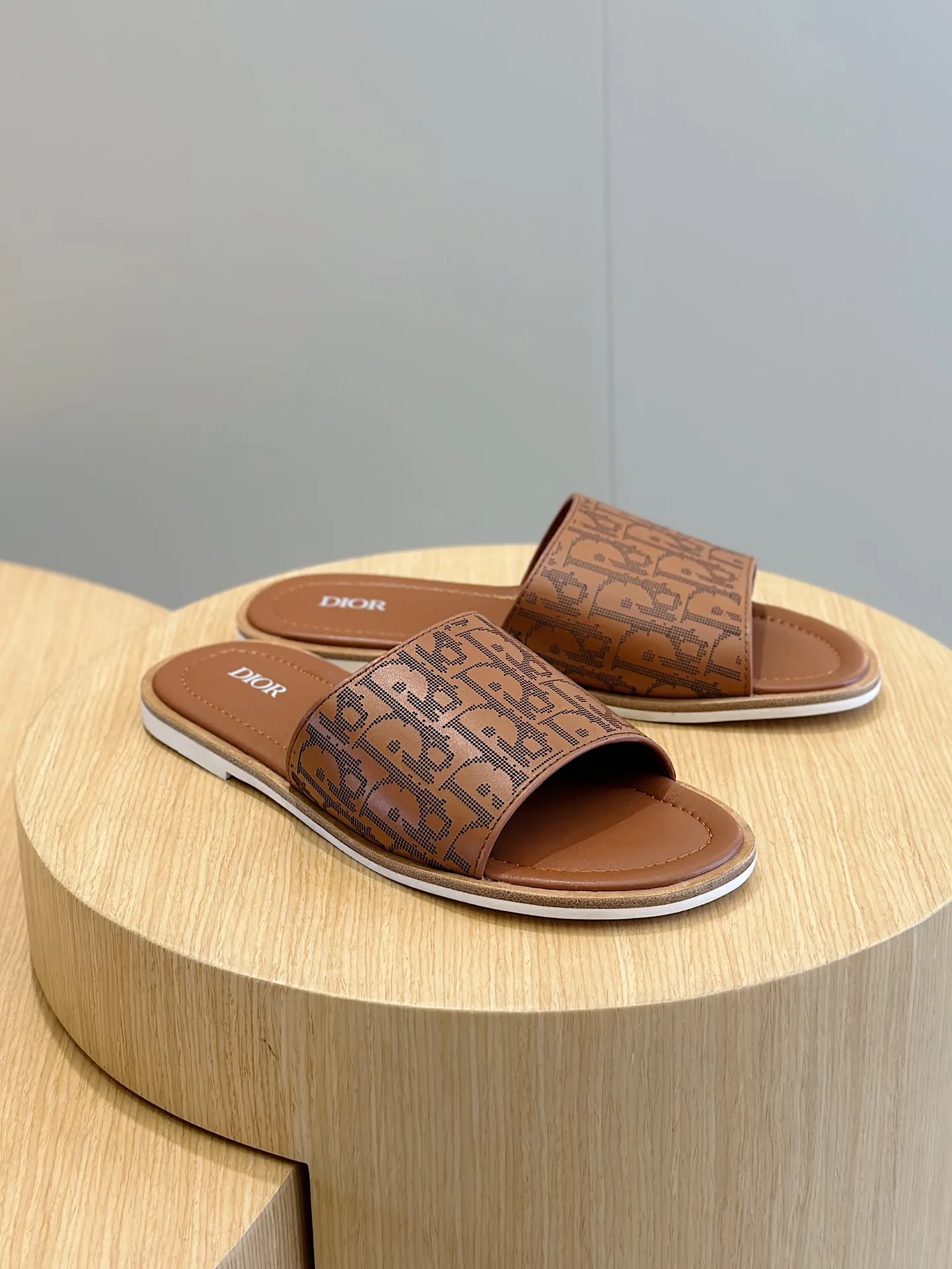 P320 Dior Alias ​​Men's Genuine Leather Slippers This Alias ​​sandal is new for summer, showing casual and elegant style. Carefully crafted from grained cow leather and Oblique printed fabric, with cowhide lining! Cross strap design. The imported cowhide leather and rubber sole adds sophistication and comfort, while Oblique print-effect anti-slip panels add style. Size: 39-44 (customized at 38.45)
